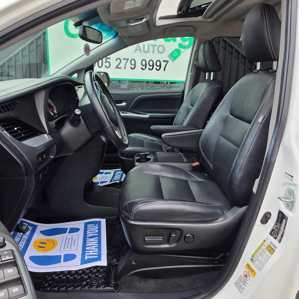 2015 Toyota Sienna 5DR SE 8-PASS FWD Photo