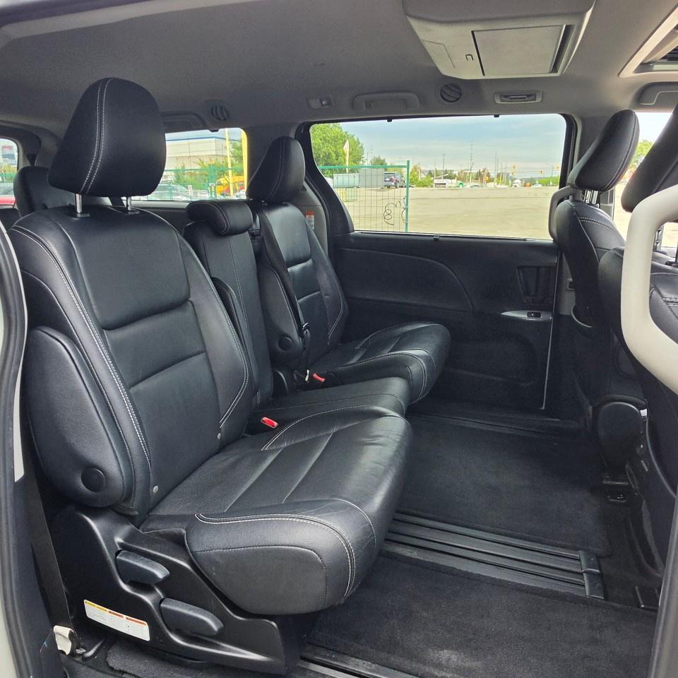 2015 Toyota Sienna 5DR SE 8-PASS FWD Photo