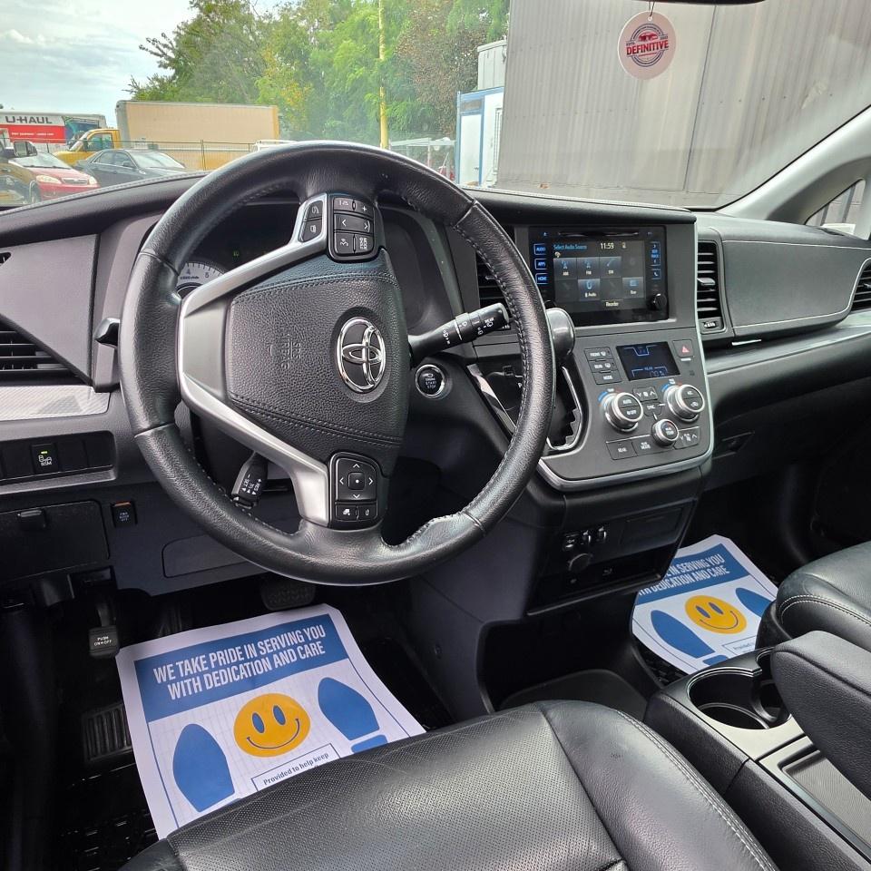 2015 Toyota Sienna 5DR SE 8-PASS FWD Photo