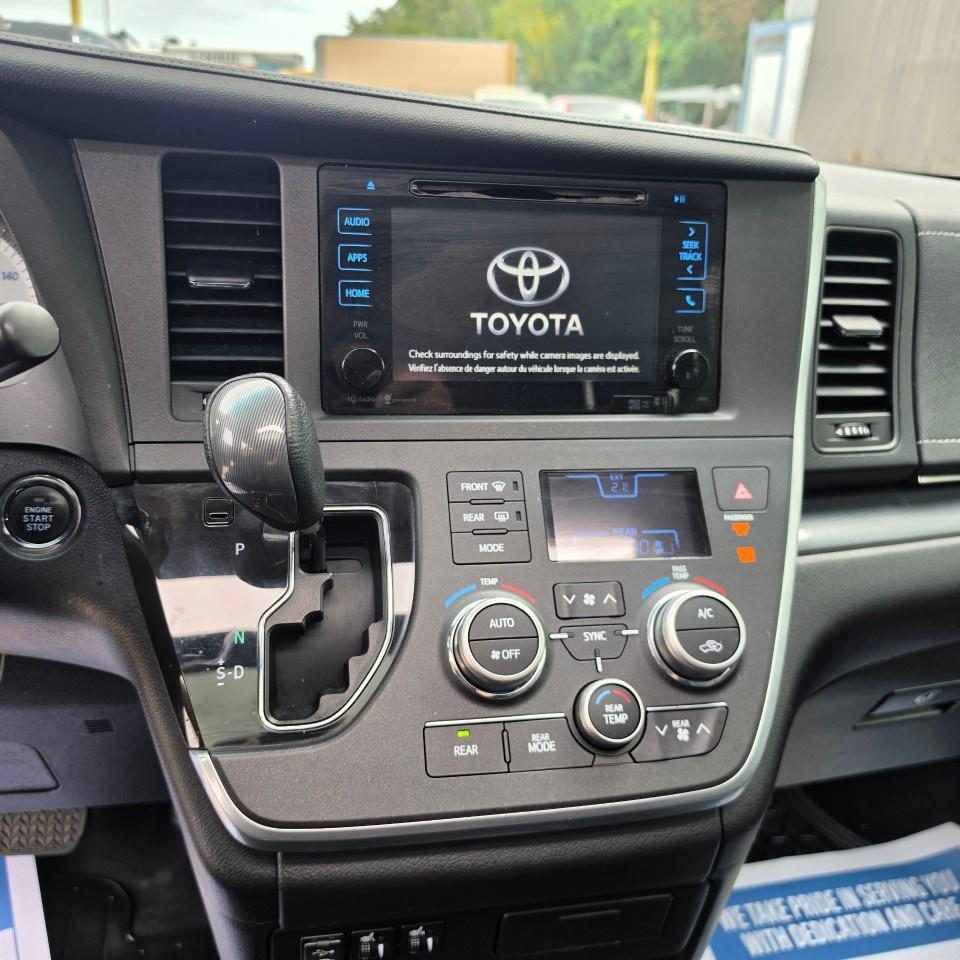 2015 Toyota Sienna 5DR SE 8-PASS FWD Photo