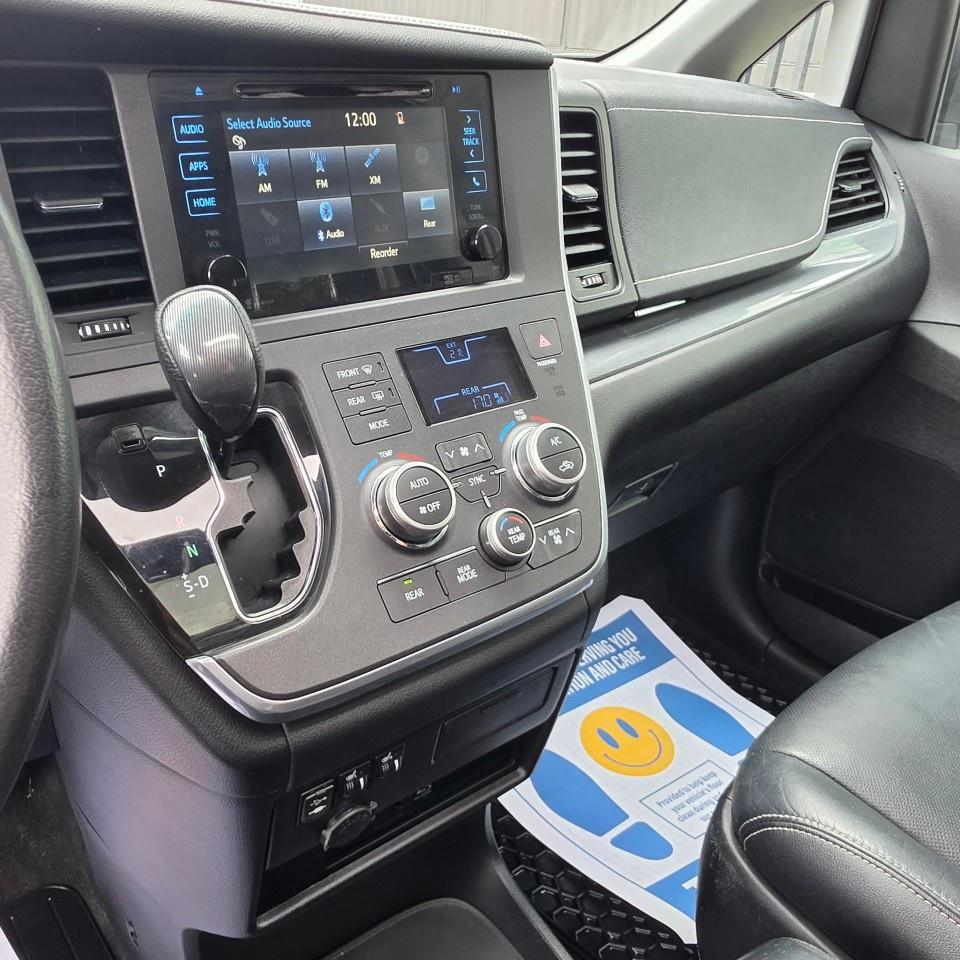 2015 Toyota Sienna 5DR SE 8-PASS FWD Photo