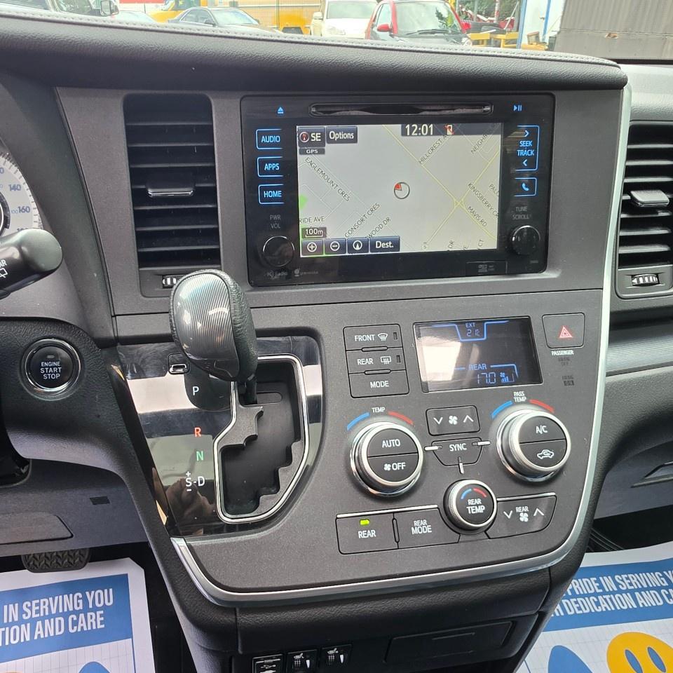 2015 Toyota Sienna 5DR SE 8-PASS FWD Photo