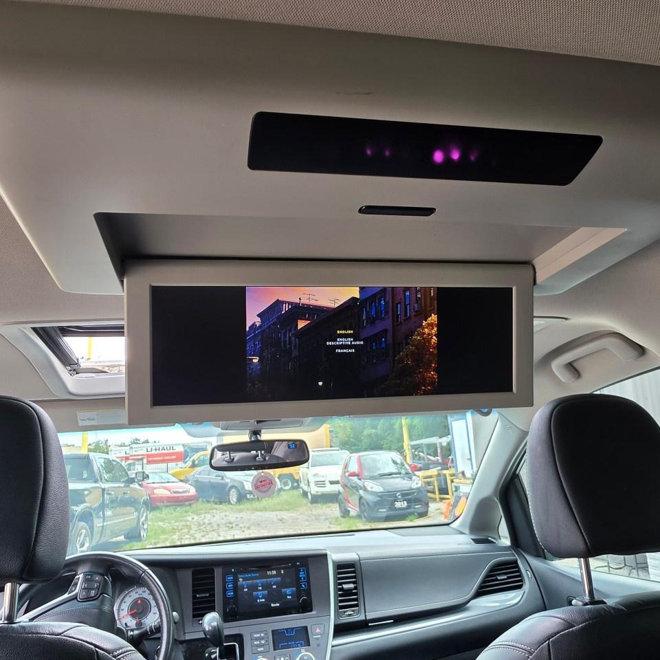 2015 Toyota Sienna 5DR SE 8-PASS FWD Photo
