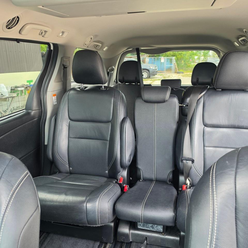 2015 Toyota Sienna 5DR SE 8-PASS FWD Photo