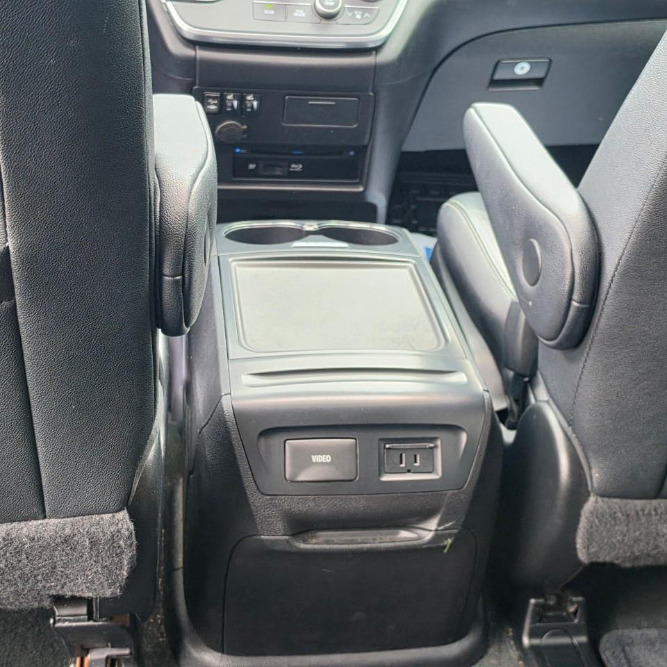 2015 Toyota Sienna 5DR SE 8-PASS FWD Photo