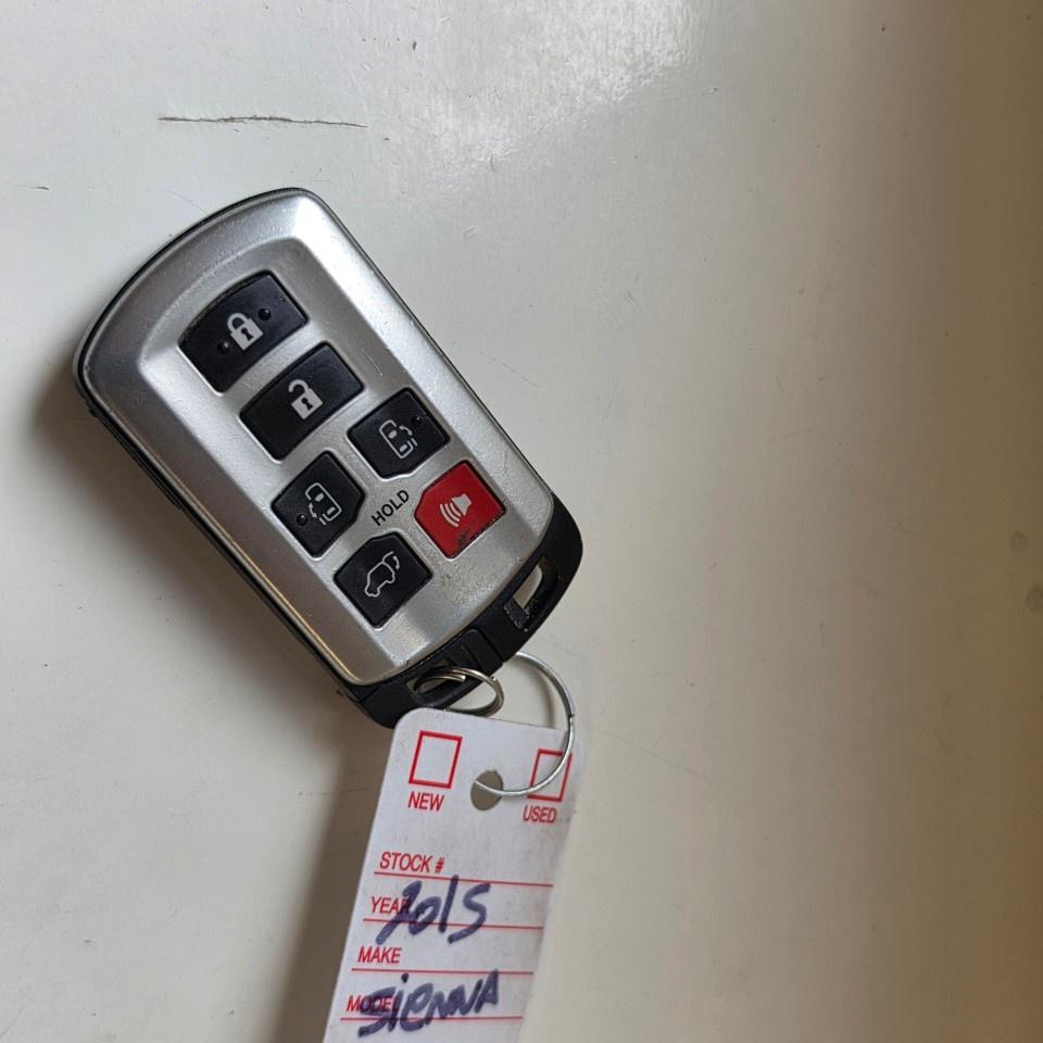 2015 Toyota Sienna 5DR SE 8-PASS FWD Photo