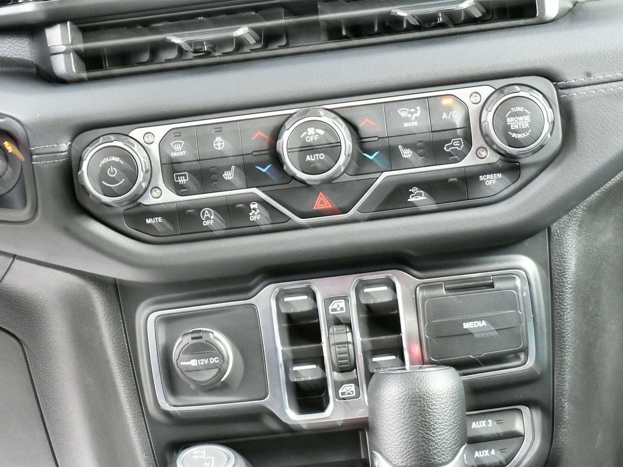 2025 Jeep Wrangler Sahara Photo