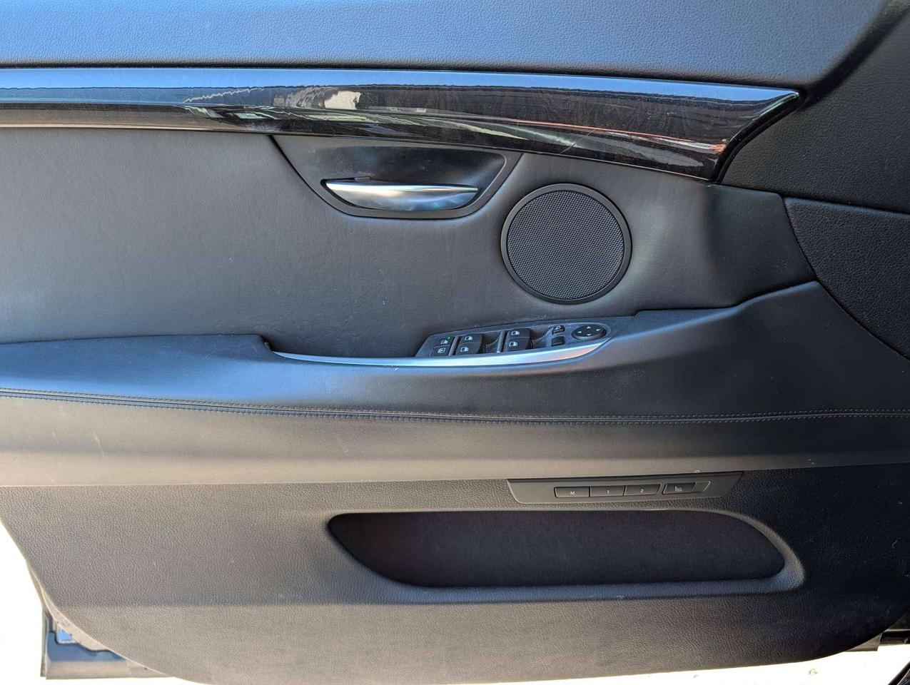 2011 BMW 5 Series xDrive Photo