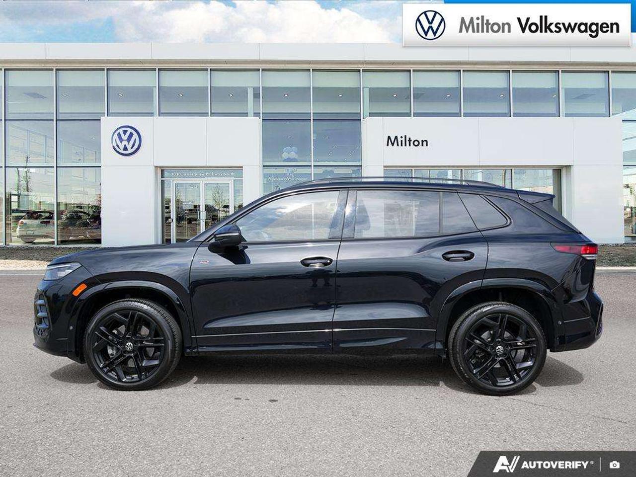 2026 Volkswagen Tiguan Comfortline R-Line Black Edition 4MOTION Photo