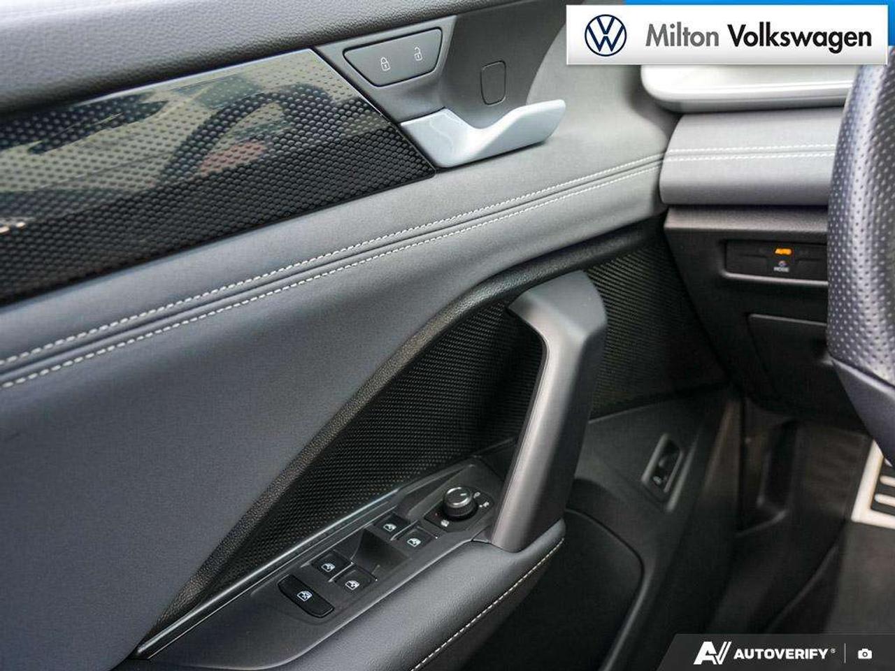 2026 Volkswagen Tiguan Comfortline R-Line Black Edition 4MOTION Photo