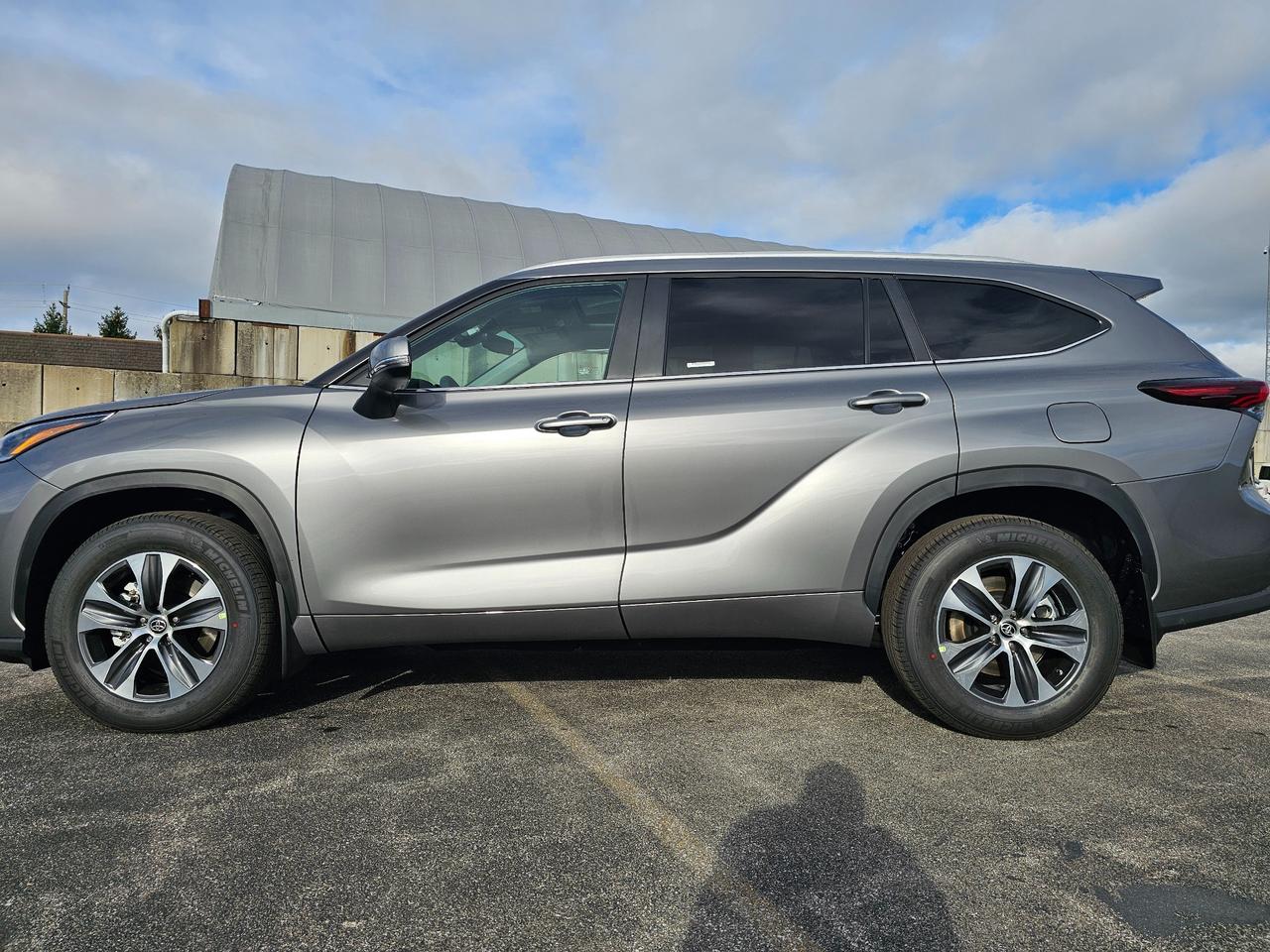 2026 Toyota Highlander XLE 4dr All-wheel Drive Photo3