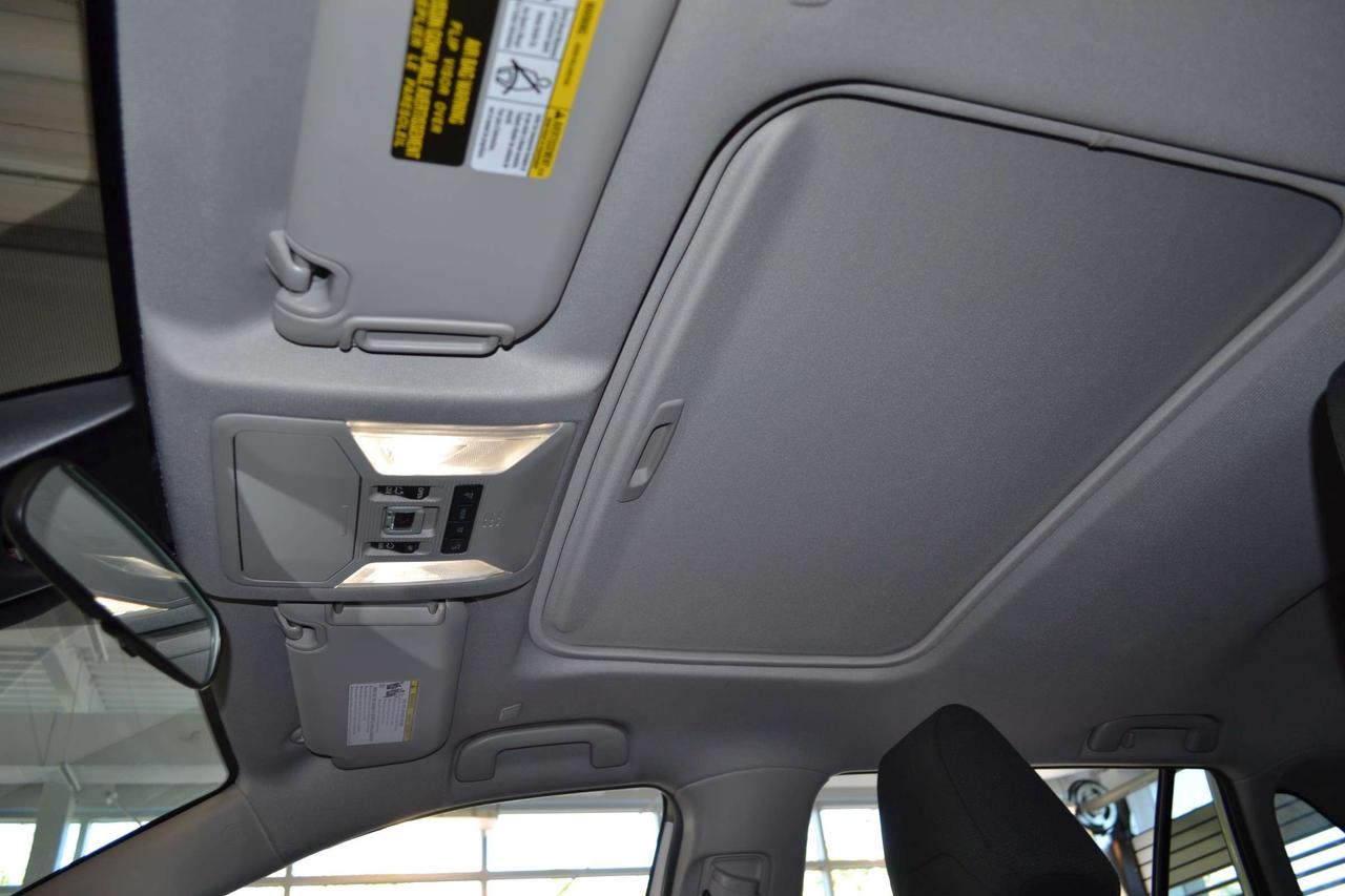2024 Toyota RAV4 XLE Photo4