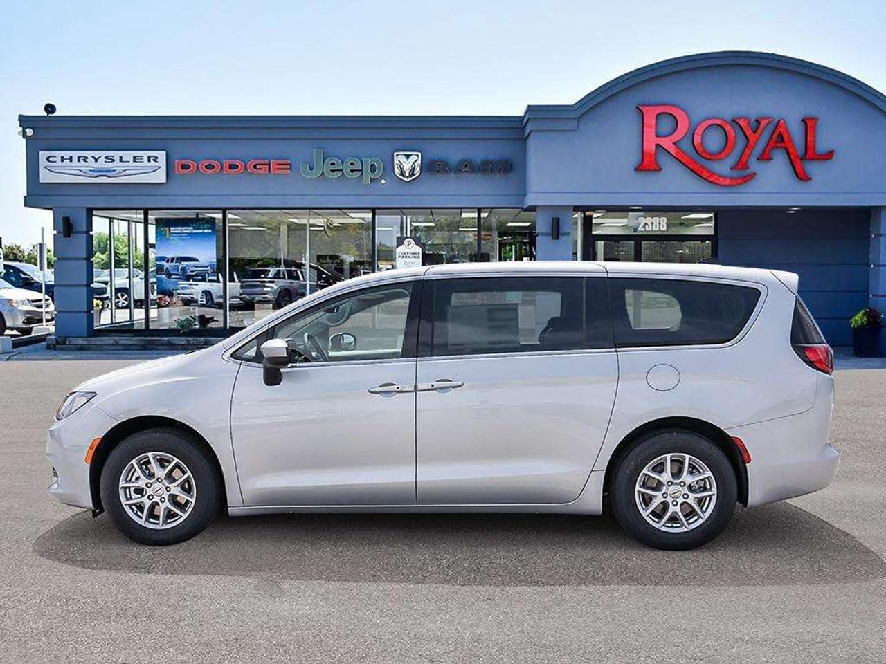 2024 Chrysler Grand Caravan SXT Photo