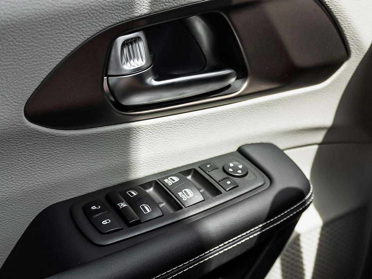 2024 Chrysler Grand Caravan SXT Photo