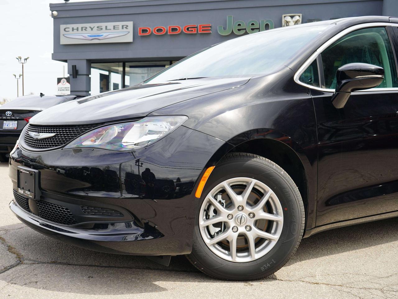 2024 Chrysler Grand Caravan SXT Photo5