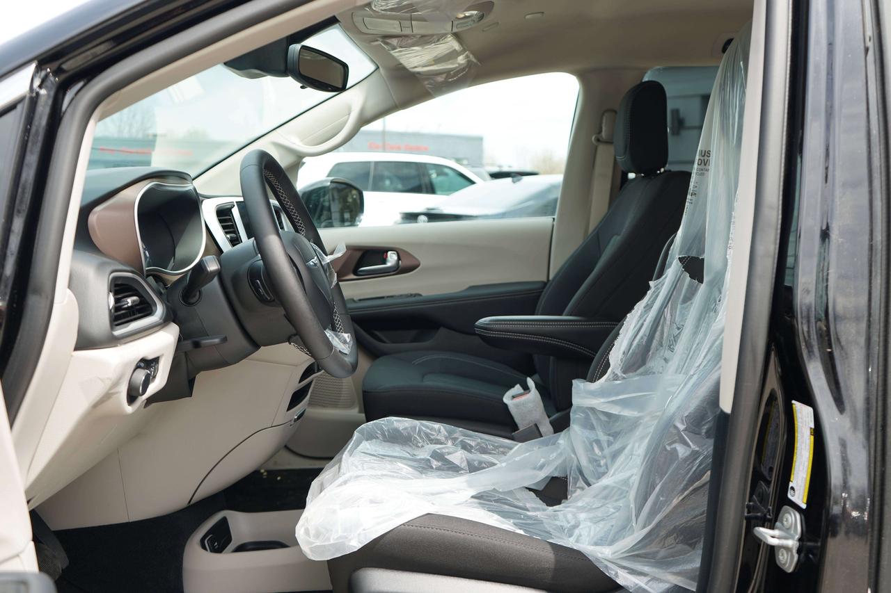 2024 Chrysler Grand Caravan SXT Photo
