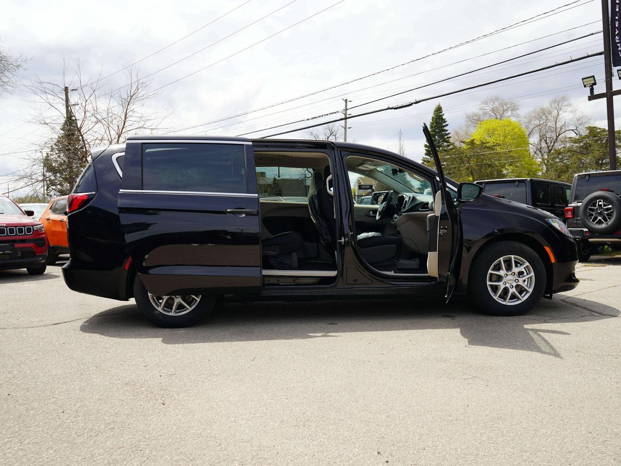 2024 Chrysler Grand Caravan SXT Photo