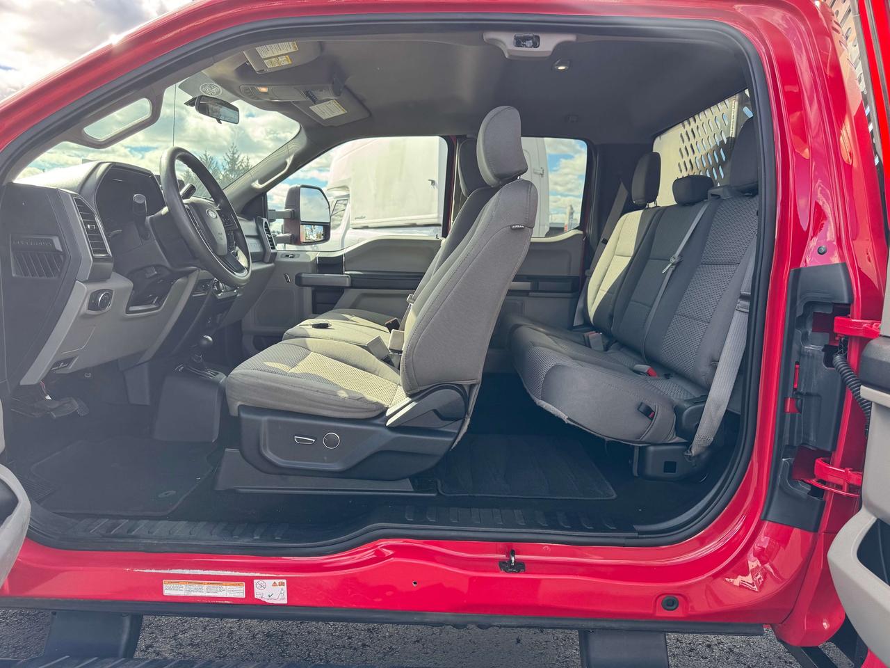 2019 Ford F-450 XL -- Dump Bed -- Low KM -- Certified Photo