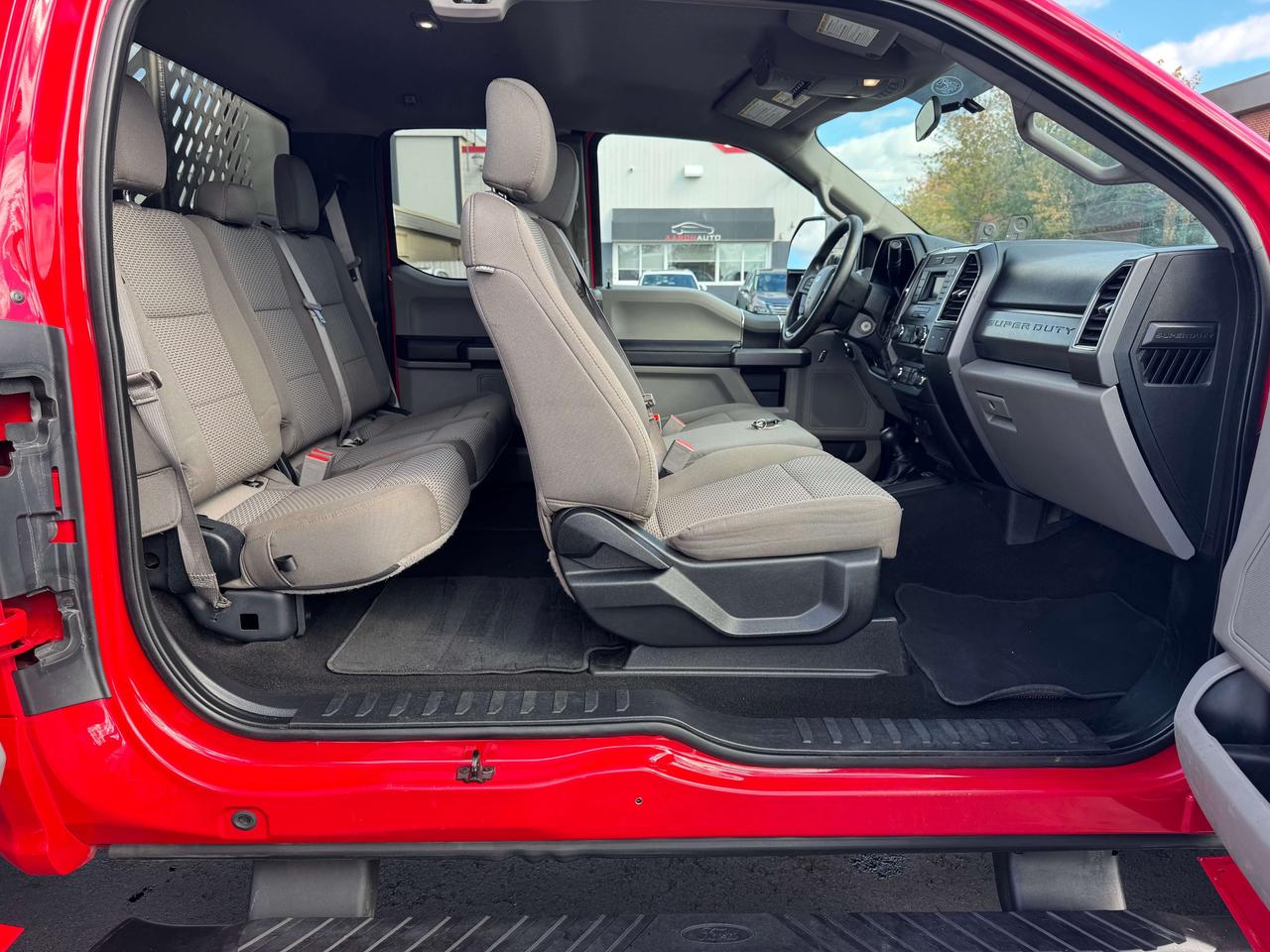 2019 Ford F-450 XL -- Dump Bed -- Low KM -- Certified Photo