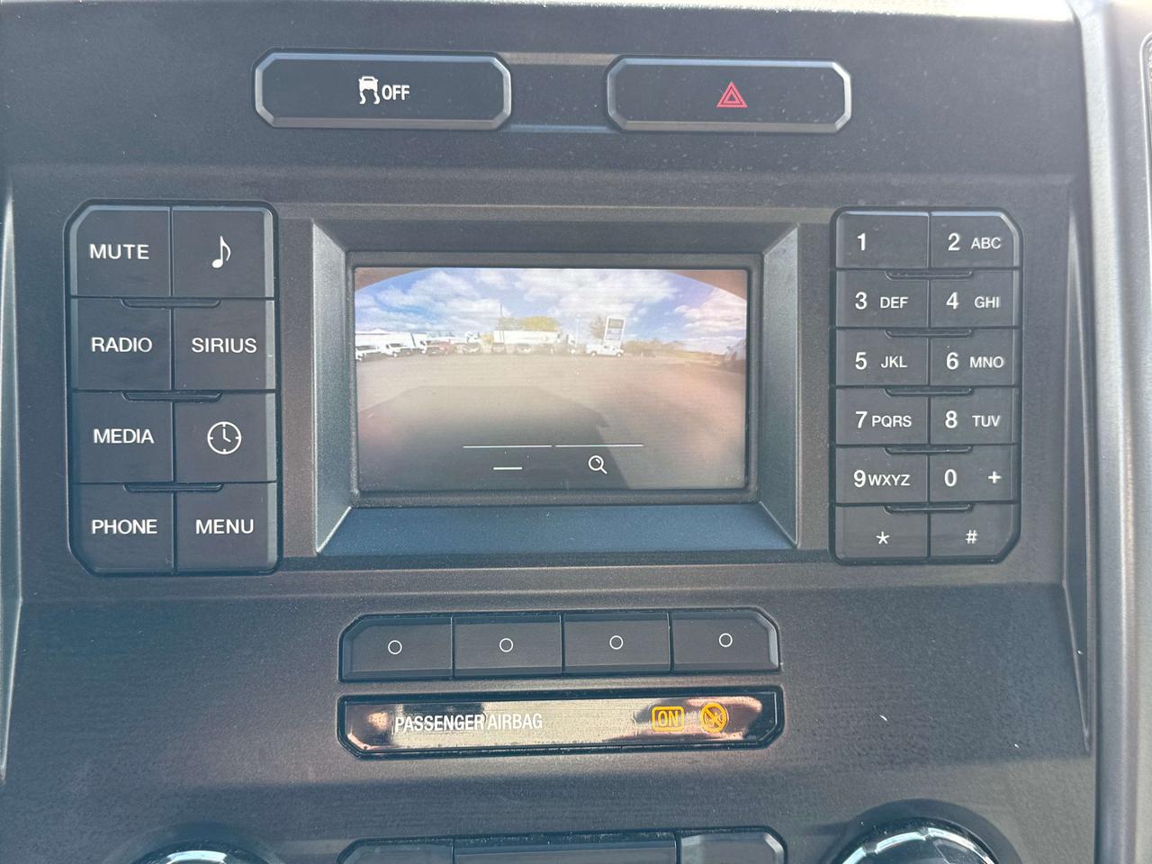 2019 Ford F-450 XL -- Dump Bed -- Low KM -- Certified Photo