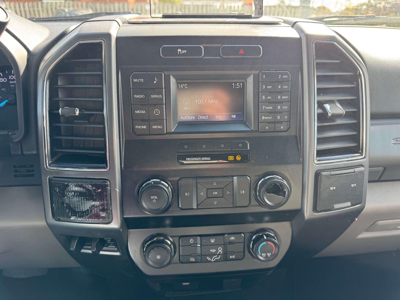 2019 Ford F-450 XL -- Dump Bed -- Low KM -- Certified Photo