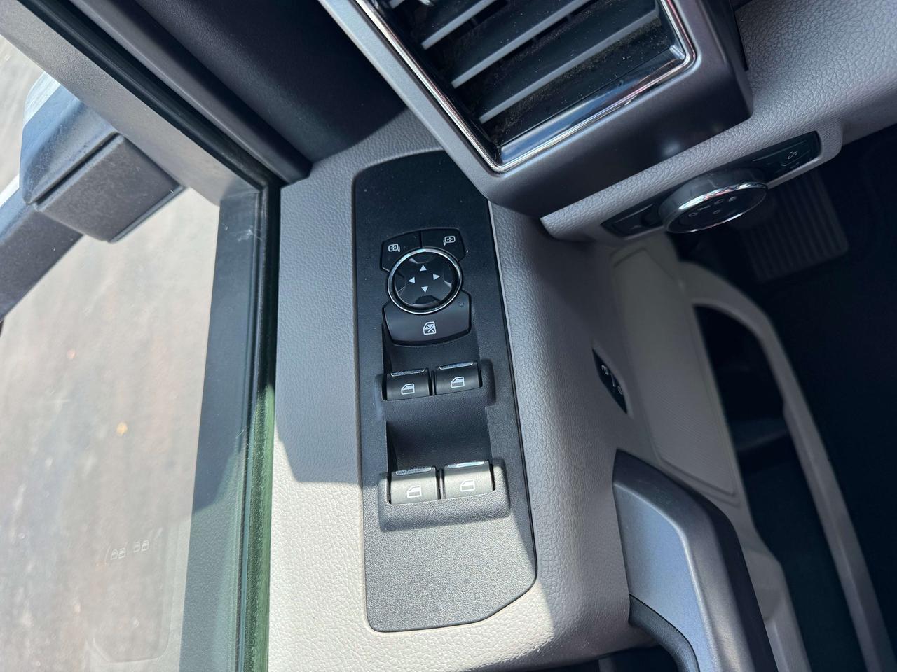 2019 Ford F-450 XL -- Dump Bed -- Low KM -- Certified Photo