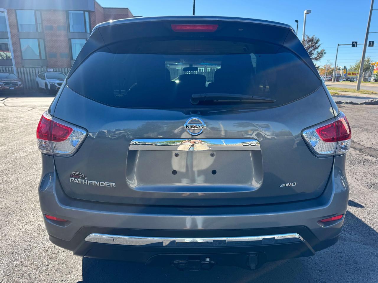 2015 Nissan Pathfinder 7 Passenger -- 4WD -- LOW LOW KM -- CERTIFIED Photo