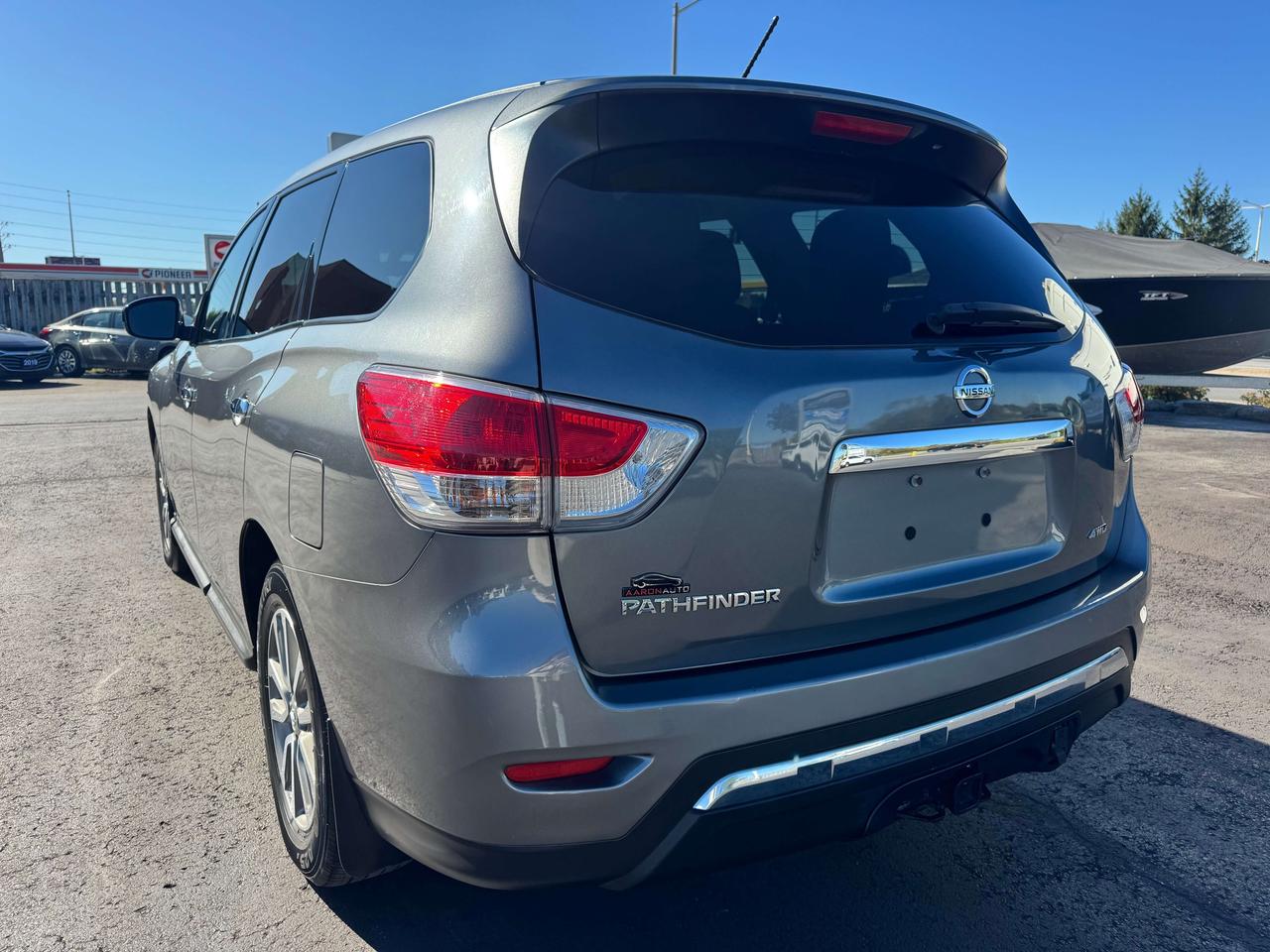 2015 Nissan Pathfinder 7 Passenger -- 4WD -- LOW LOW KM -- CERTIFIED Photo