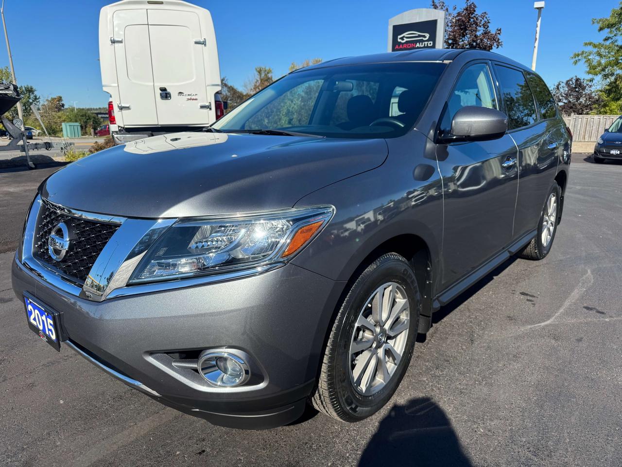 2015 Nissan Pathfinder 7 Passenger -- 4WD -- LOW LOW KM -- CERTIFIED Photo