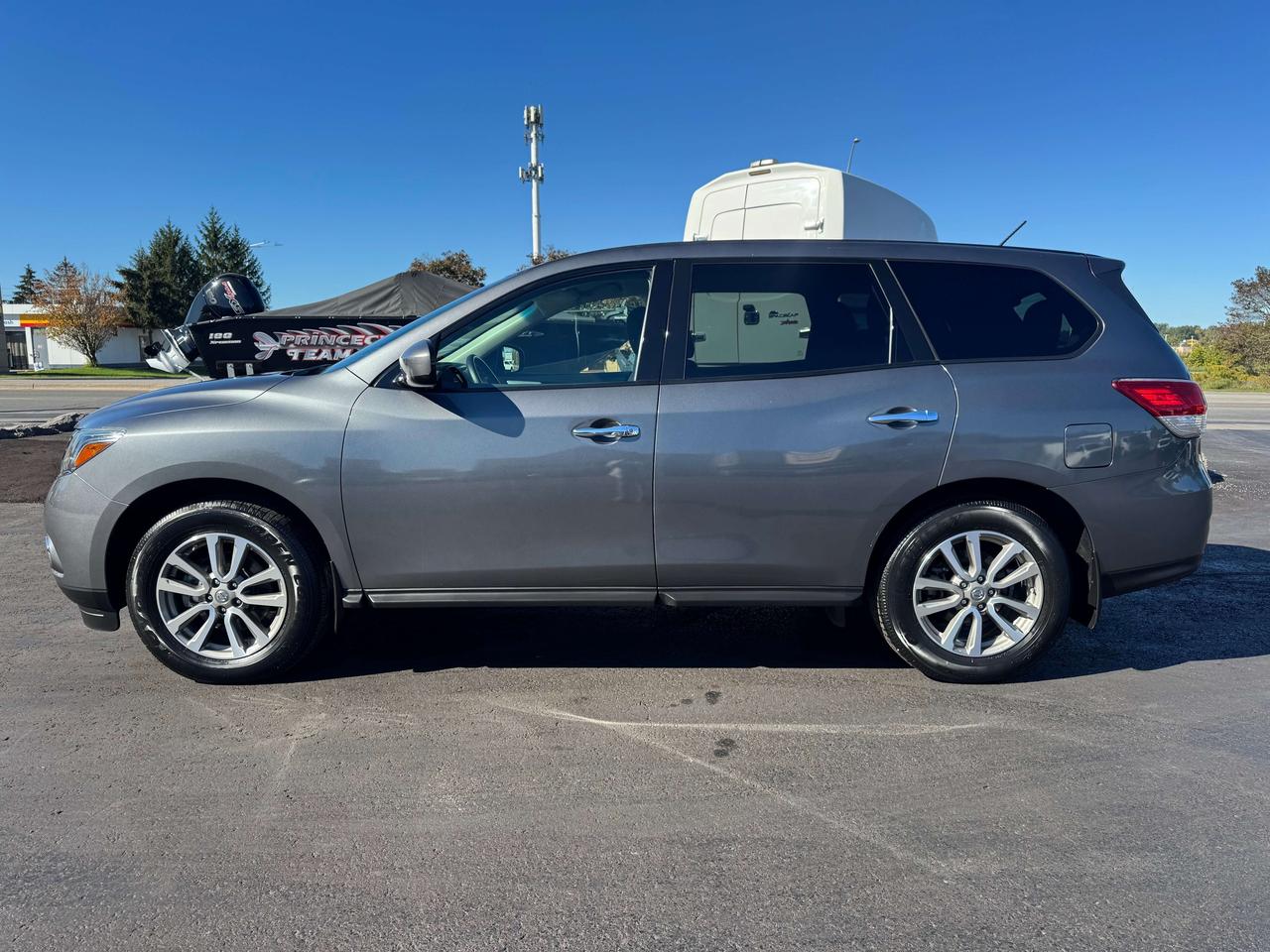 2015 Nissan Pathfinder 7 Passenger -- 4WD -- LOW LOW KM -- CERTIFIED Photo5