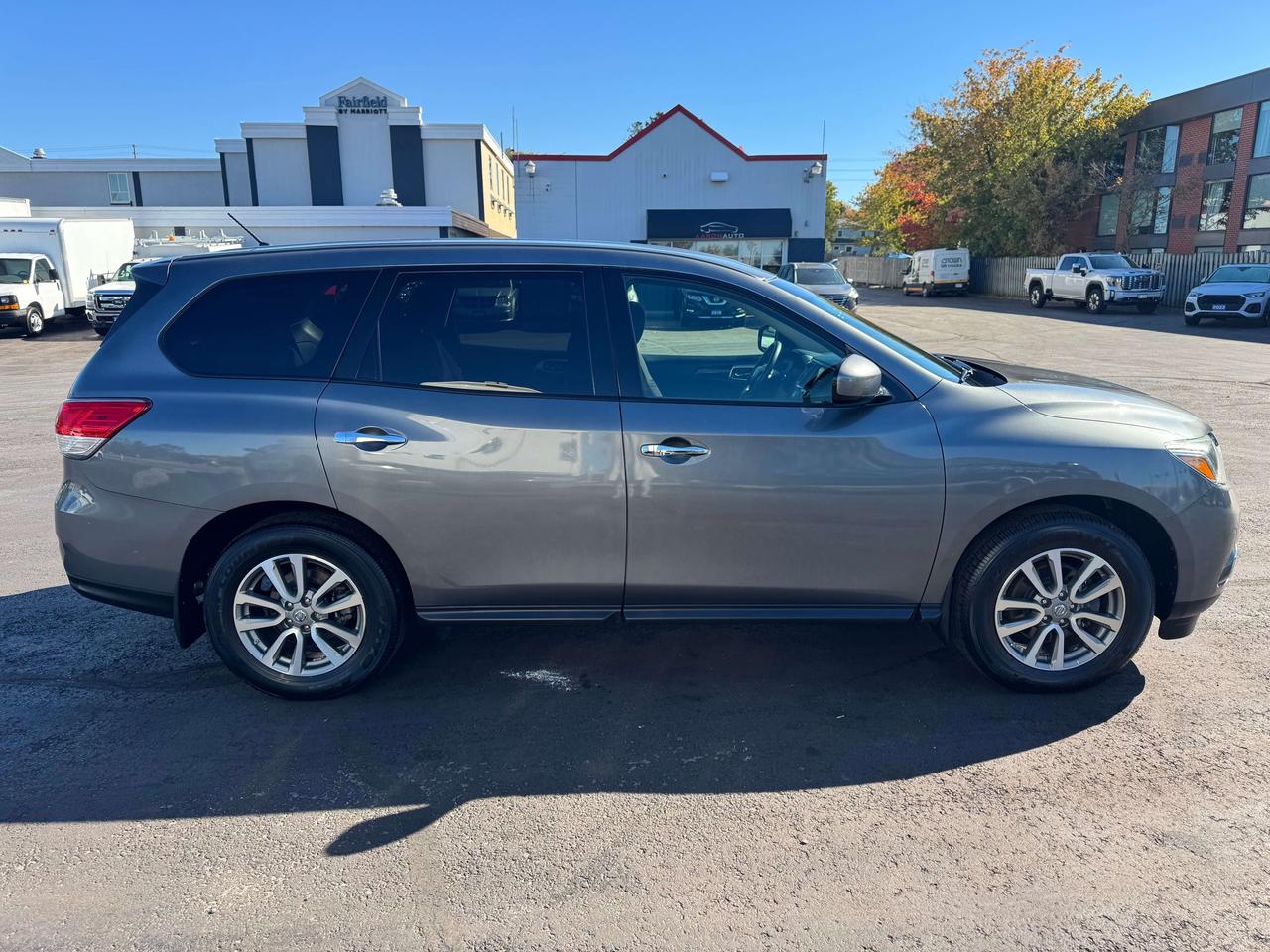 2015 Nissan Pathfinder 7 Passenger -- 4WD -- LOW LOW KM -- CERTIFIED Photo