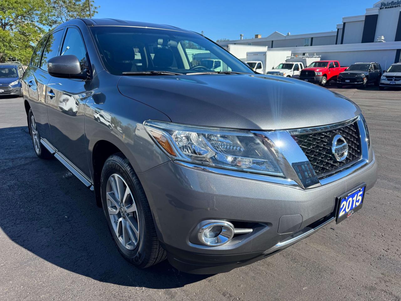 2015 Nissan Pathfinder 7 Passenger -- 4WD -- LOW LOW KM -- CERTIFIED Photo