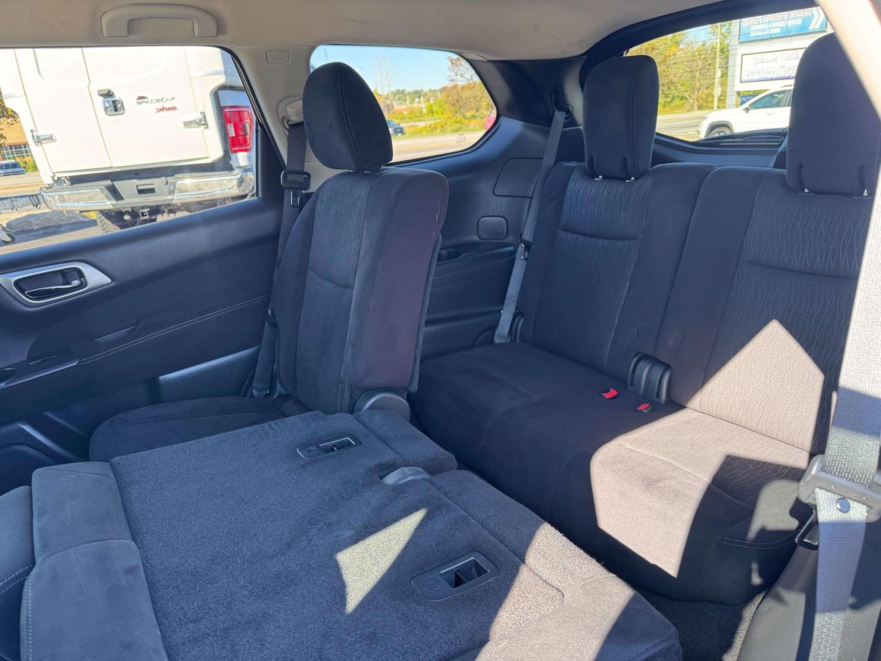 2015 Nissan Pathfinder 7 Passenger -- 4WD -- LOW LOW KM -- CERTIFIED Photo