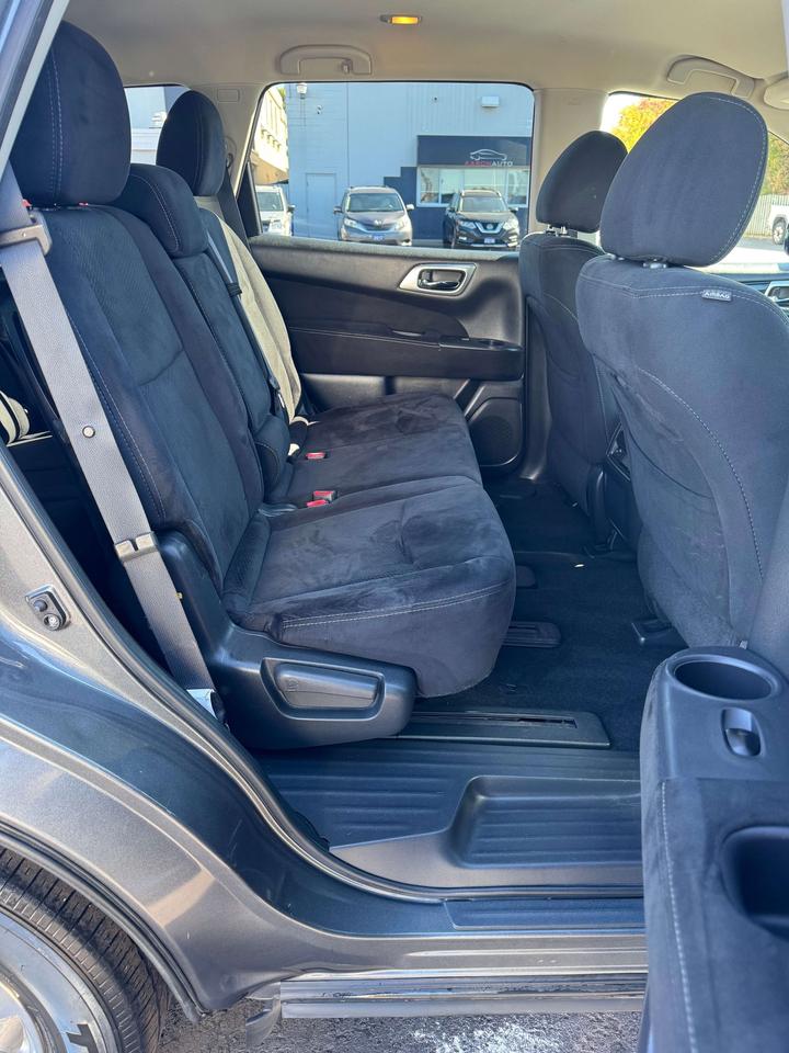 2015 Nissan Pathfinder 7 Passenger -- 4WD -- LOW LOW KM -- CERTIFIED Photo