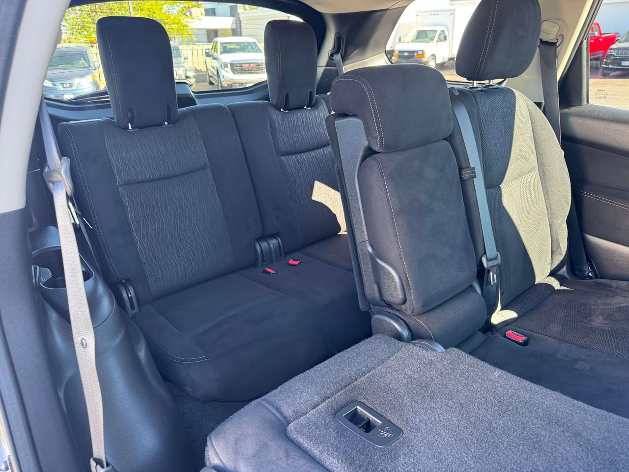 2015 Nissan Pathfinder 7 Passenger -- 4WD -- LOW LOW KM -- CERTIFIED Photo