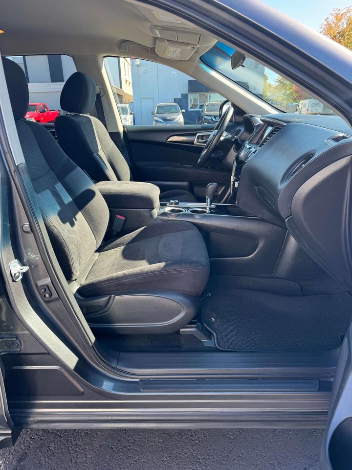 2015 Nissan Pathfinder 7 Passenger -- 4WD -- LOW LOW KM -- CERTIFIED Photo