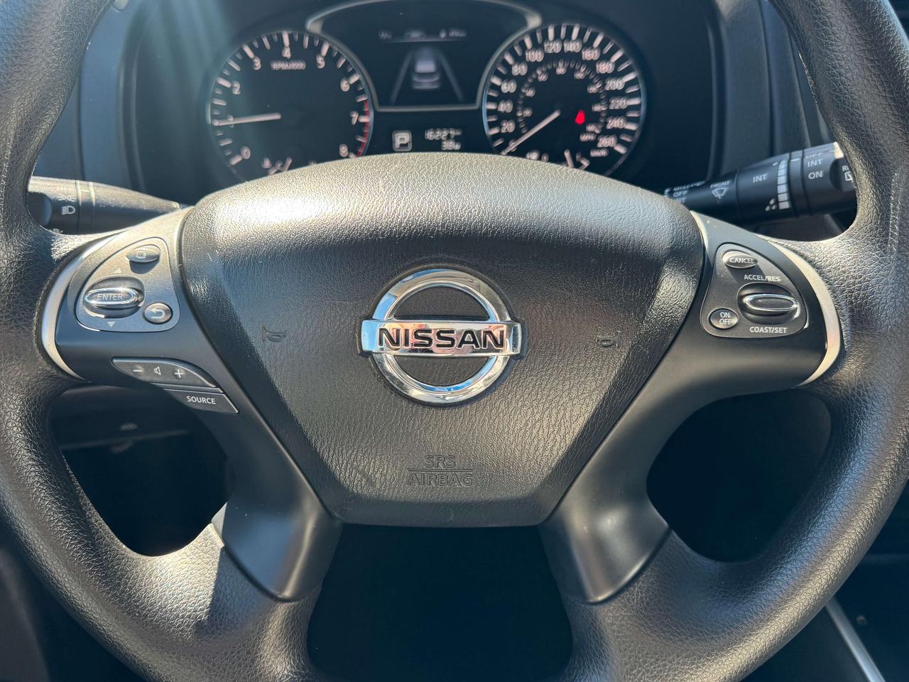 2015 Nissan Pathfinder 7 Passenger -- 4WD -- LOW LOW KM -- CERTIFIED Photo