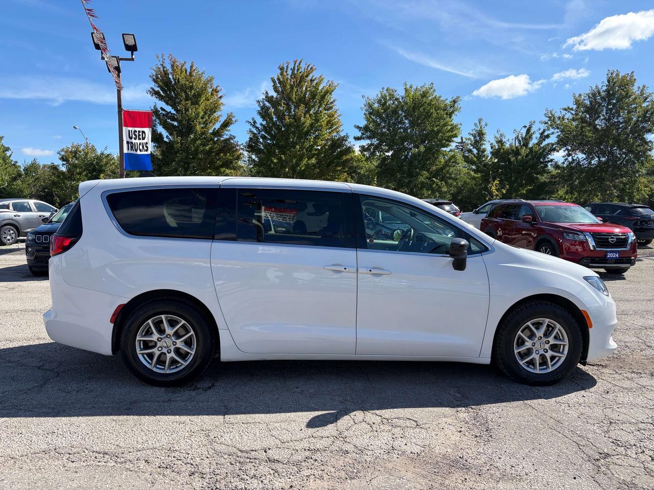 2024 Chrysler Grand Caravan SXT w/Stow n' Go, Pwr Doors/Liftgate, Remote Start Photo