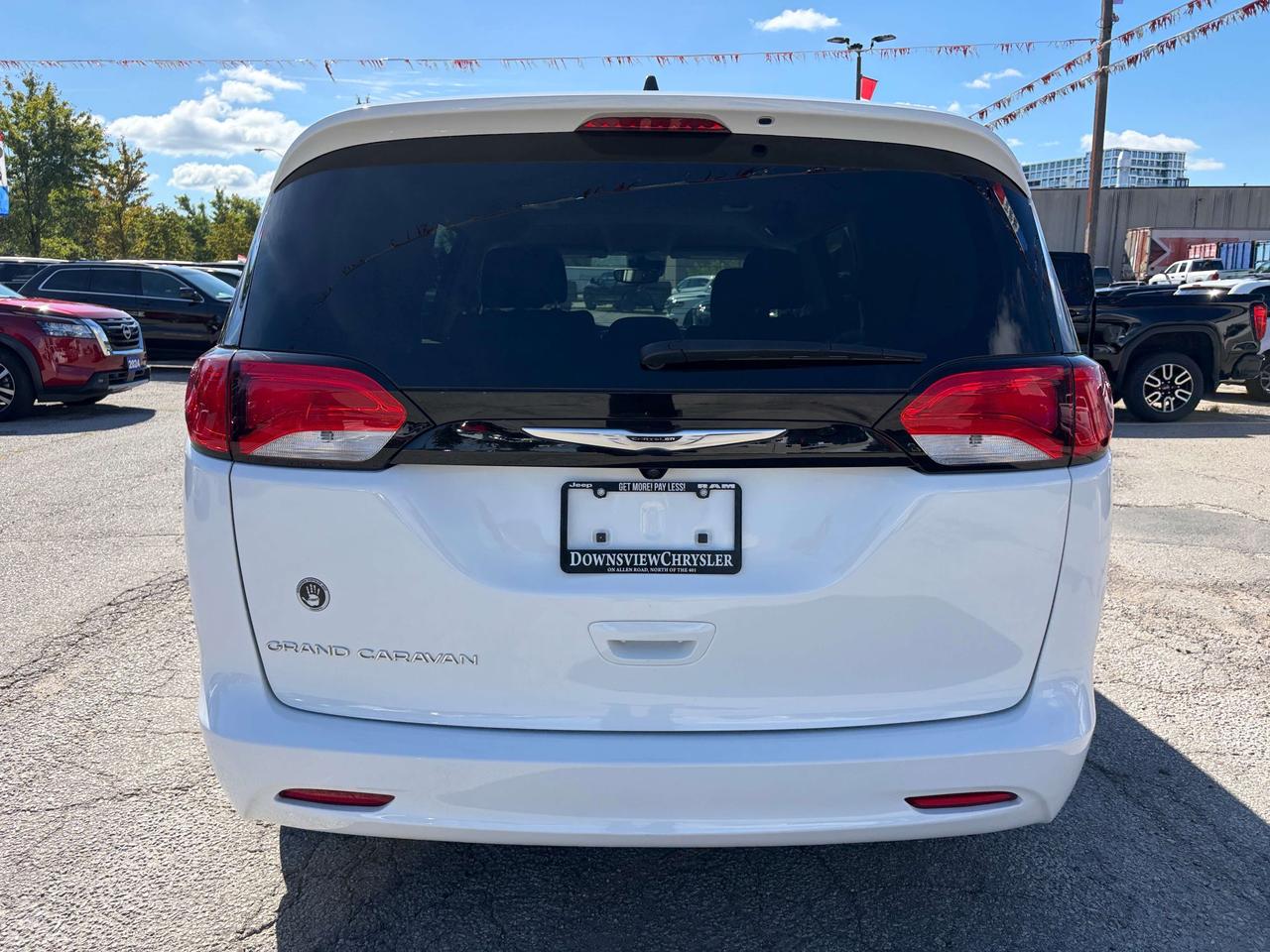 2024 Chrysler Grand Caravan SXT w/Stow n' Go, Pwr Doors/Liftgate, Remote Start Photo