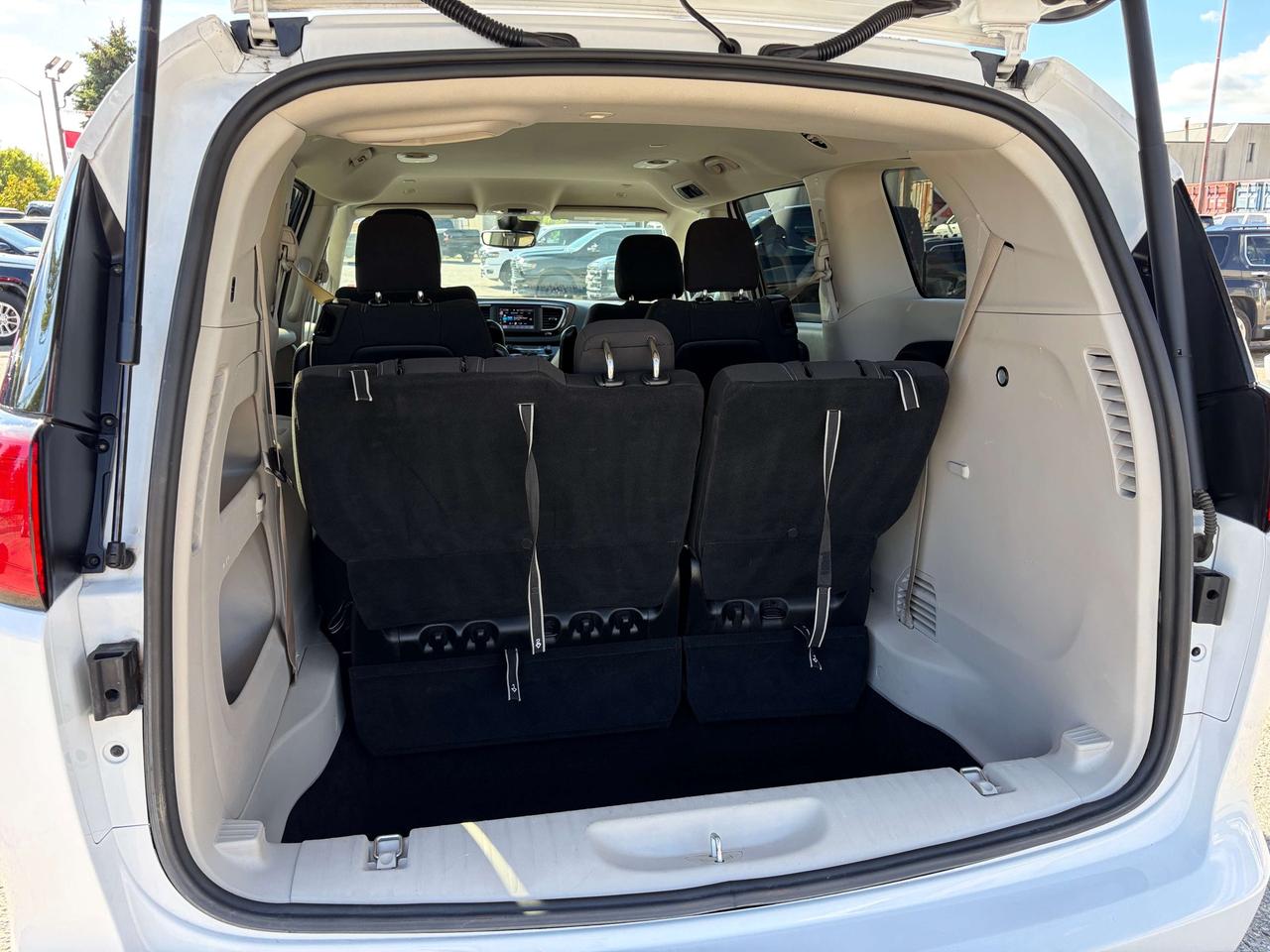 2024 Chrysler Grand Caravan SXT w/Stow n' Go, Pwr Doors/Liftgate, Remote Start Photo
