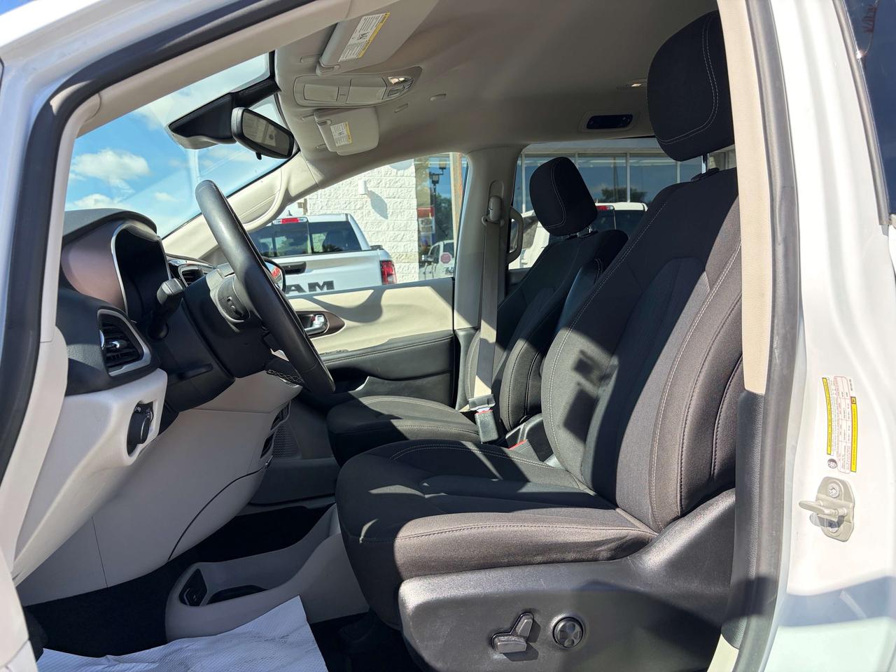 2024 Chrysler Grand Caravan SXT w/Stow n' Go, Pwr Doors/Liftgate, Remote Start Photo