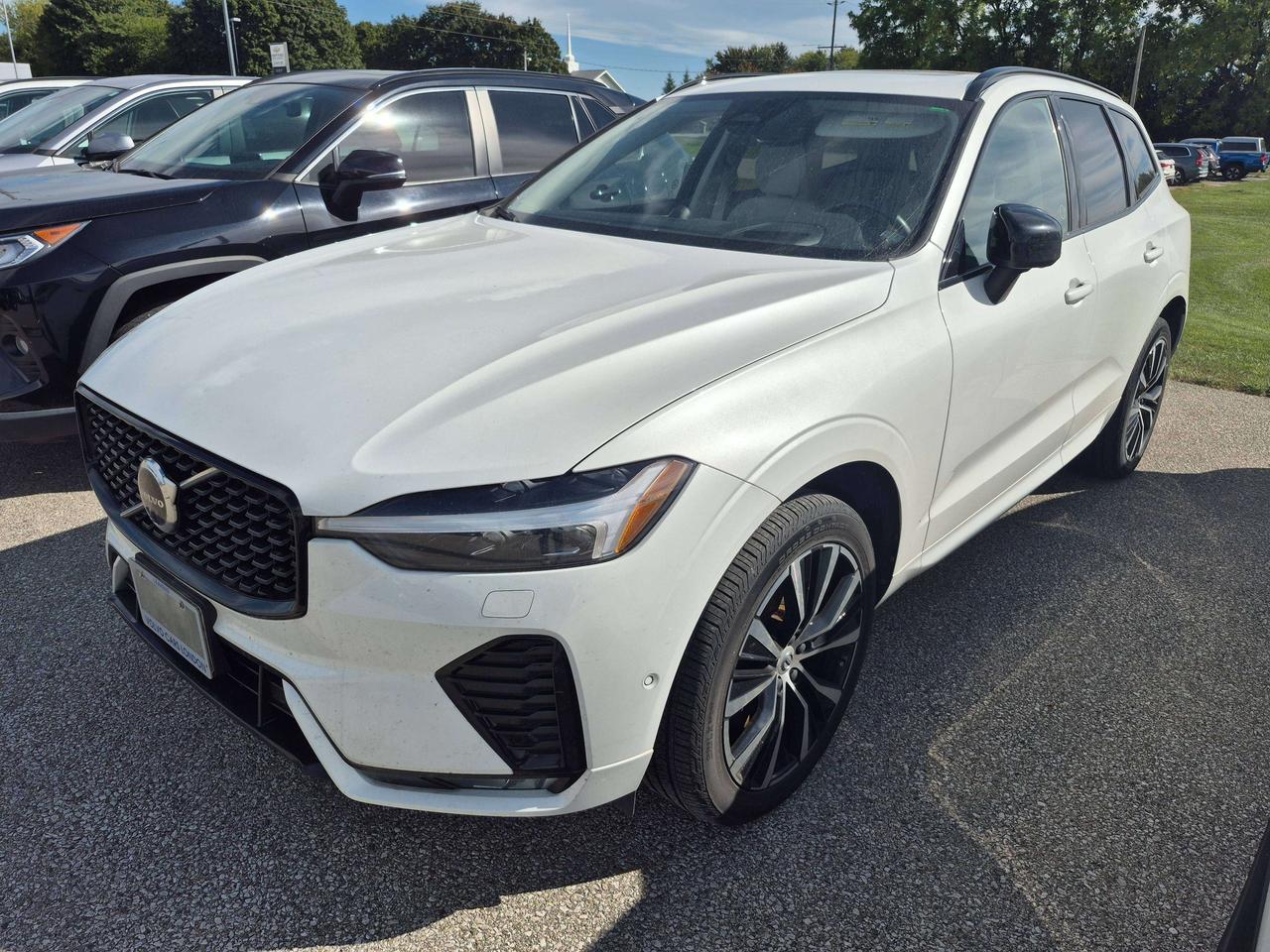 2023 Volvo XC60 Ultimate Dark Theme (Pardon my appearance) Photo0