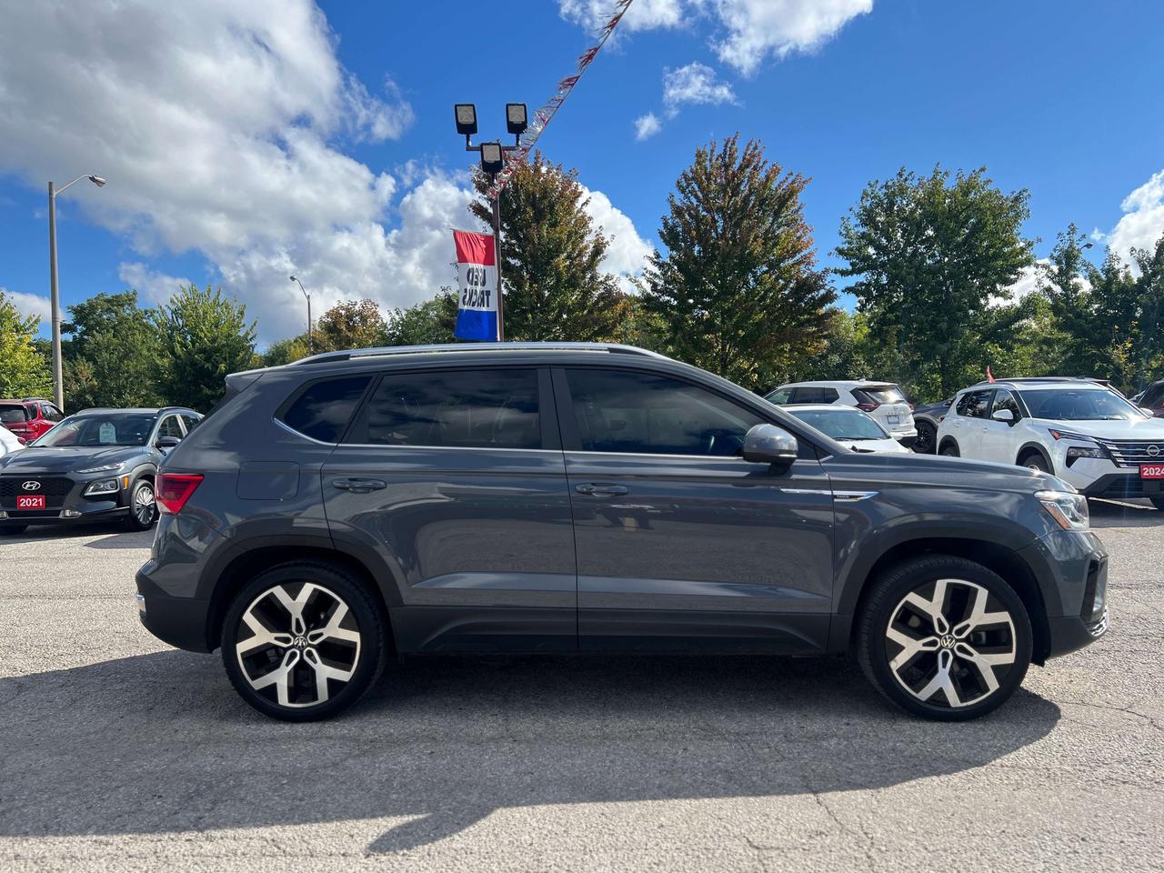 2022 Volkswagen Taos Highline w/Leather, Sunroof, Navigation Photo