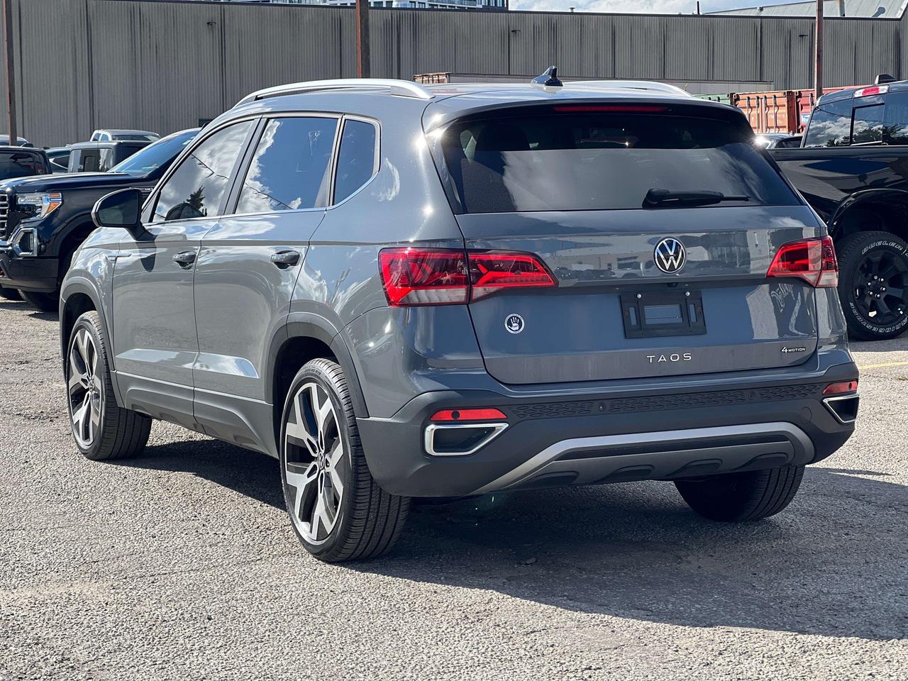 2022 Volkswagen Taos Highline w/Leather, Sunroof, Navigation Photo