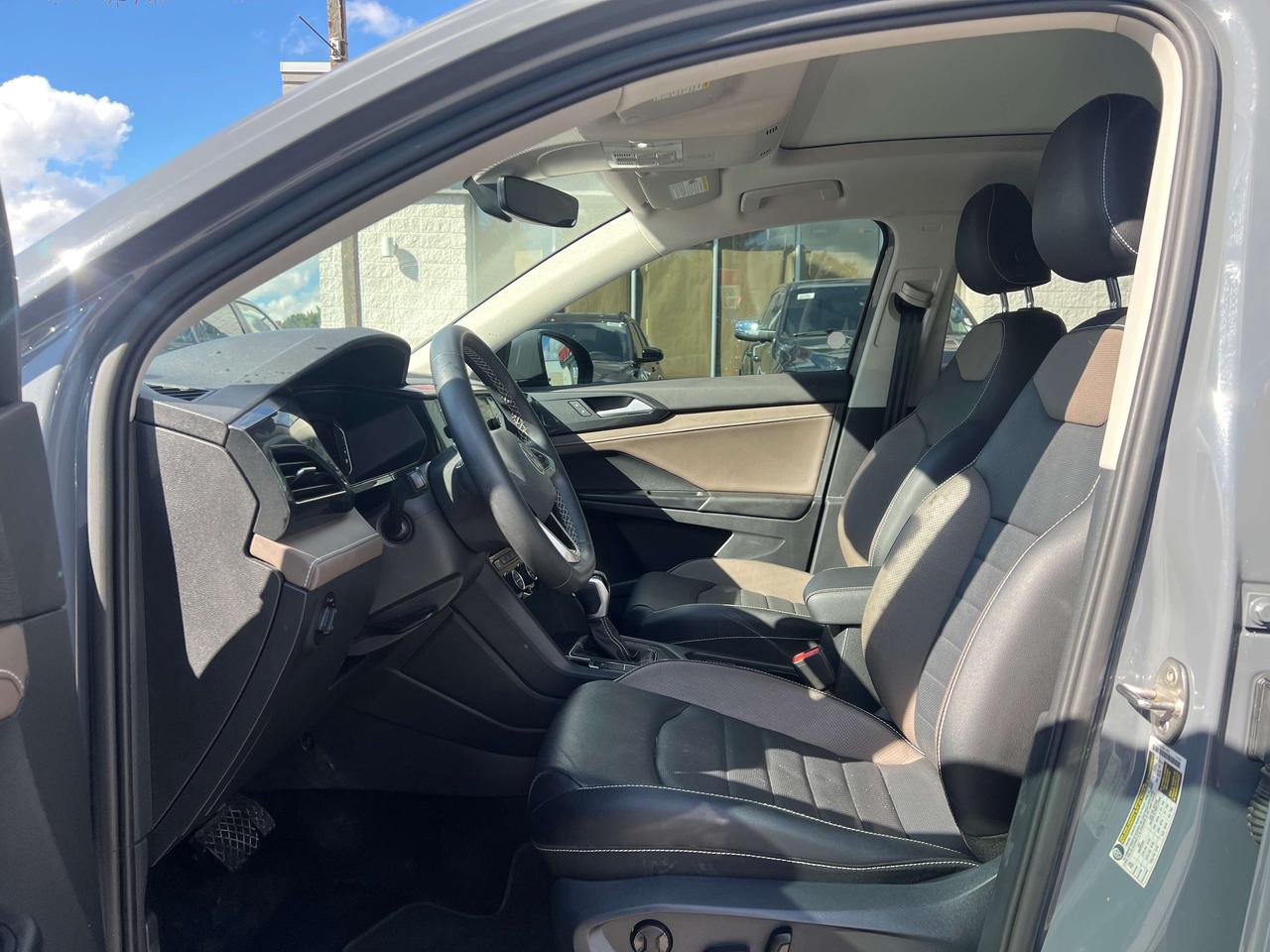 2022 Volkswagen Taos Highline w/Leather, Sunroof, Navigation Photo