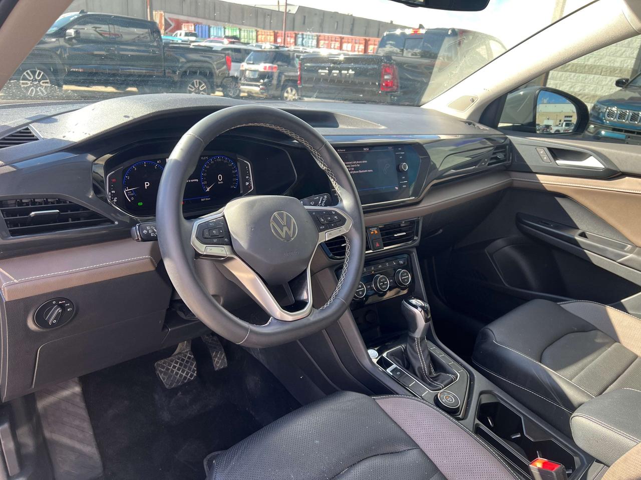 2022 Volkswagen Taos Highline w/Leather, Sunroof, Navigation Photo