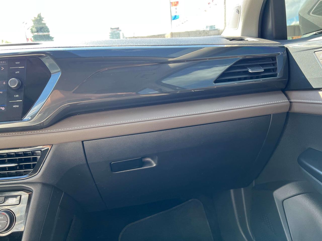 2022 Volkswagen Taos Highline w/Leather, Sunroof, Navigation Photo