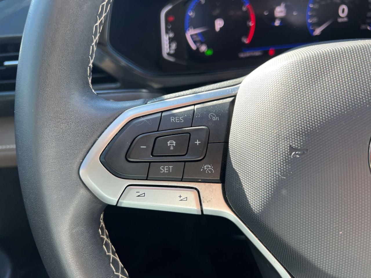 2022 Volkswagen Taos Highline w/Leather, Sunroof, Navigation Photo