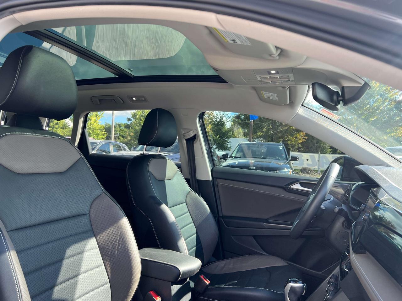 2022 Volkswagen Taos Highline w/Leather, Sunroof, Navigation Photo