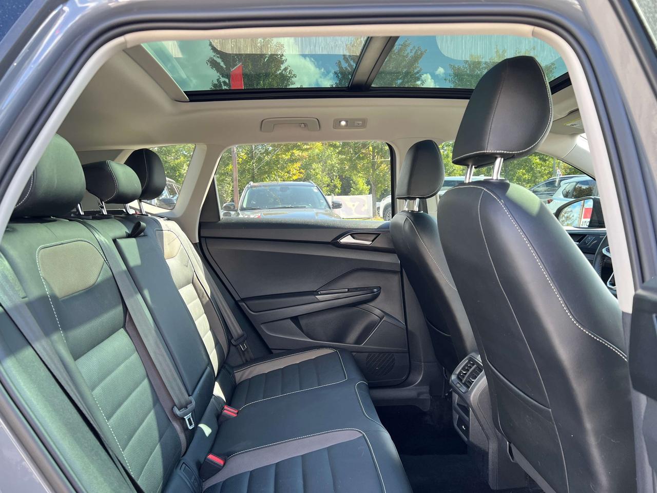 2022 Volkswagen Taos Highline w/Leather, Sunroof, Navigation Photo